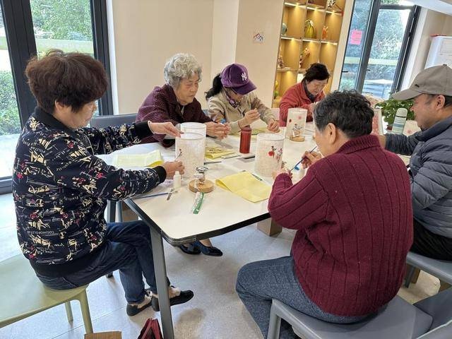 亲手点亮温暖，夜灯传递社区情：一场别开生面的关怀活动  第2张