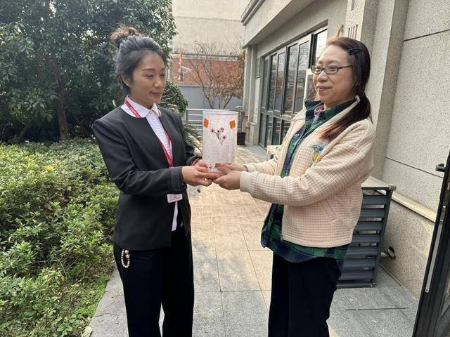 亲手点亮温暖，夜灯传递社区情：一场别开生面的关怀活动  第3张