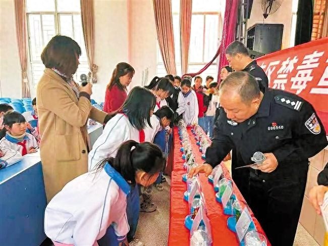 汕头警方走进校园，200名学生亲身体验禁毒教育，法治意识大提升  第1张