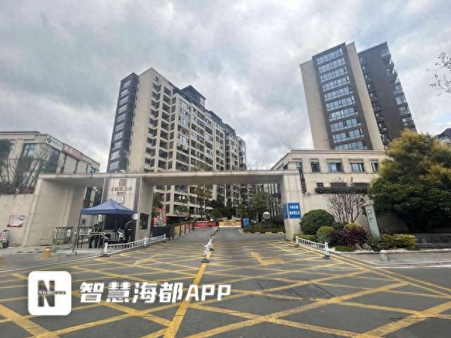 福州万科翡翠之光小区地下车库惊现四名神秘人，六辆车被洗劫一空！安保漏洞何时能堵？  第1张