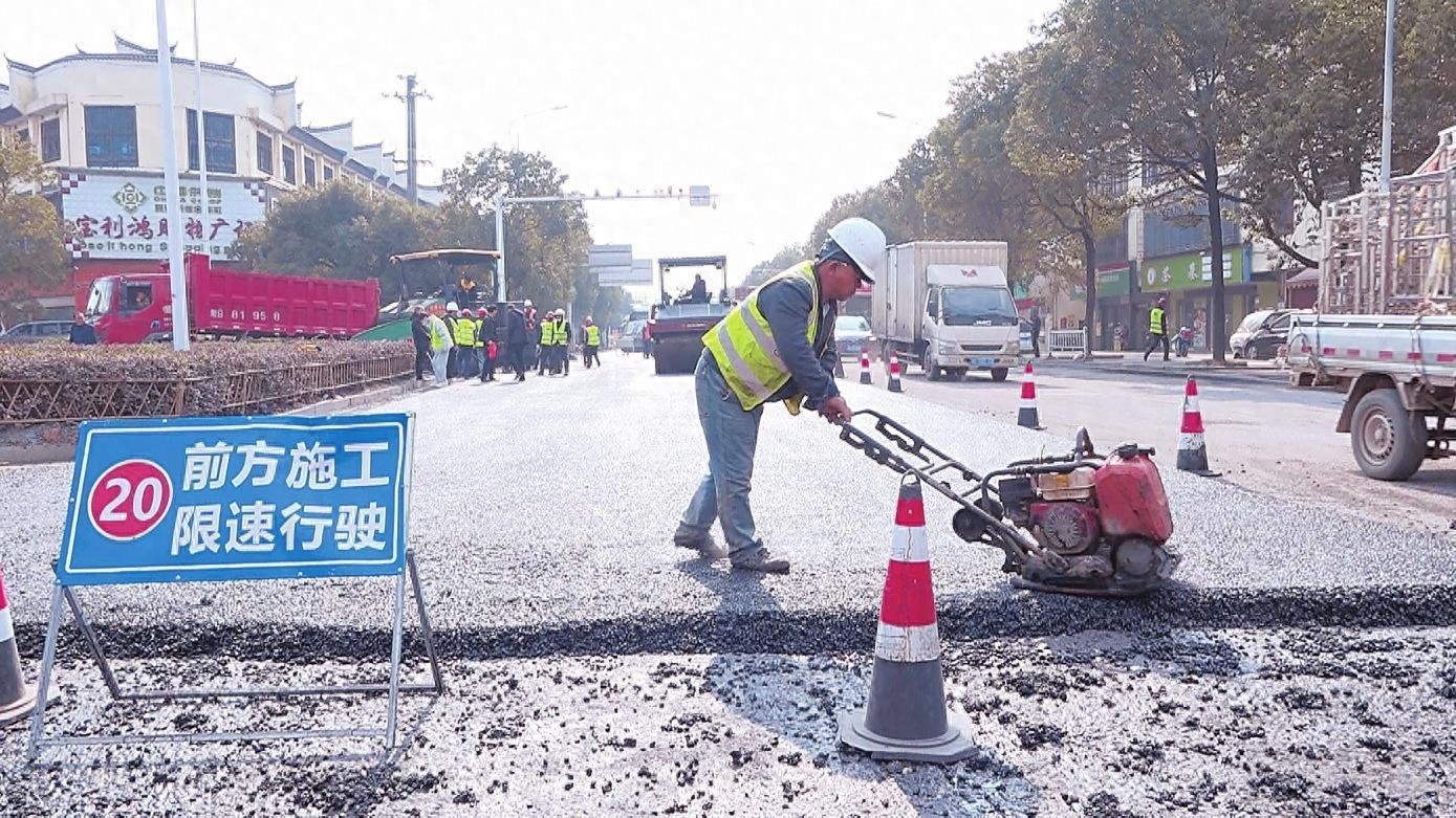 安仁县创新引进半柔性灌注型抗车辙沥青路面铺装新工艺，彻底解决国道G240线、G322线路面频繁损坏难题  第1张