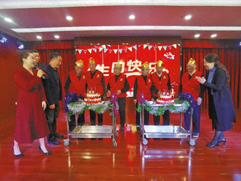 市社会福利院老年公寓举办庆元旦·共贺生辰暖人心下半年集体生日会，老人们欢聚一堂迎新年  第1张