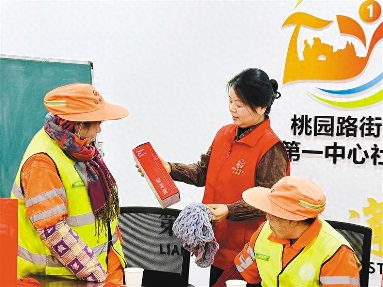 寒冬送暖，社区为25名户外劳动者举办温馨茶话会，暖心故事感动全场  第1张