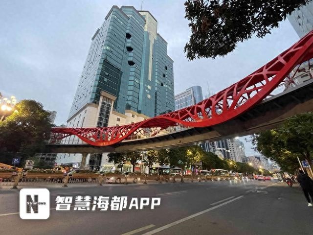 福州百福桥夜景灯光调试启动，151米天桥融合海洋、温泉、榕树文化，全省首创