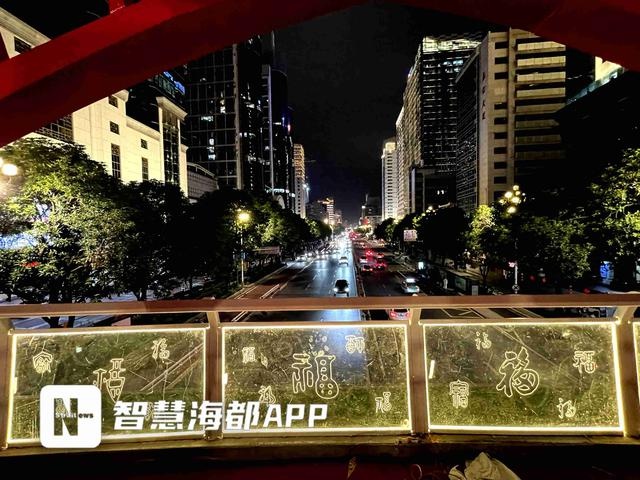 福州百福桥夜景灯光调试启动，151米天桥融合海洋、温泉、榕树文化，全省首创  第2张