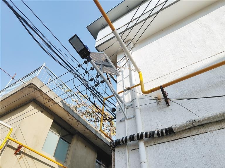 37位智叟志愿者点亮20盏路灯，居民夜行不再摸黑，社区焕发新生机  第2张
