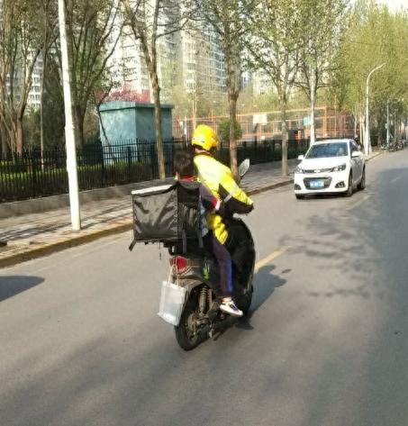 家长叫跑腿送孩子上学，靠谱还是冒险？网友热议背后的真相  第1张