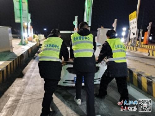 深夜车辆罢工，广昌收费站工作人员暖心相助，司机感动不已