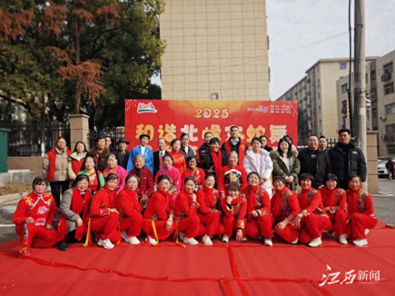 共青城市北峰社区元旦文艺汇演：和谐北峰金蛇舞，民俗表演乐翻天