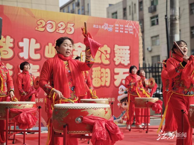 共青城市北峰社区元旦文艺汇演：和谐北峰金蛇舞，民俗表演乐翻天  第2张