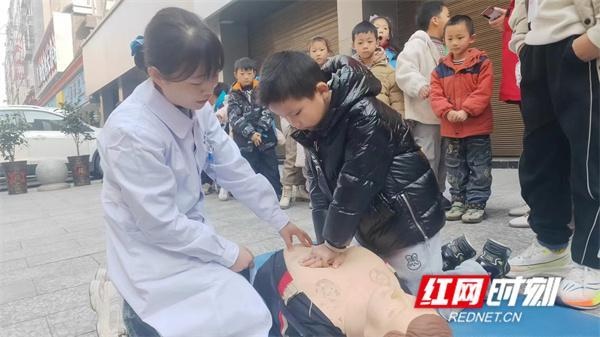 永州青少年健康科普活动：40余名孩子学习科学饮食与急救知识  第3张