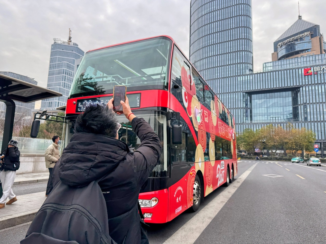 杭州公交520路蛇年主题巴士上线，中国红与金色钱币蛇形装饰惊艳亮相  第4张
