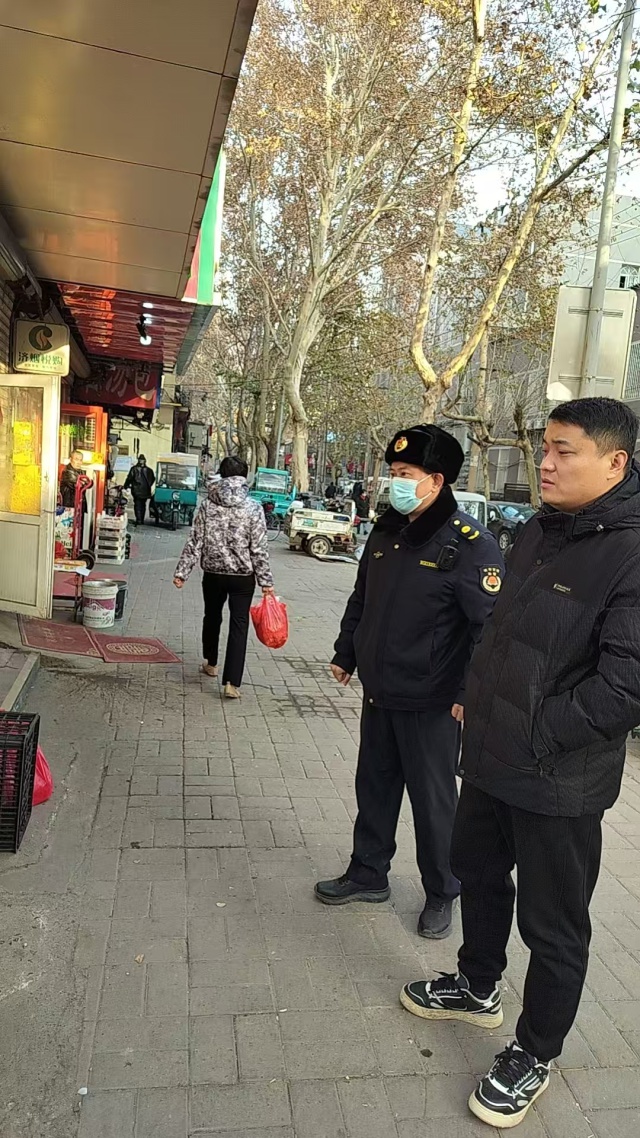 五里沟街道联合执法大行动：纬五路占道经营整治，还路于民势在必行  第3张
