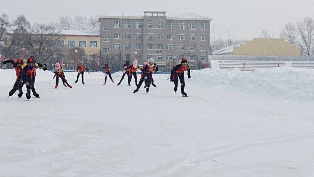 海伦市实验小学如何用冰灯和雪墙为亚冬会预热？校园变身冬日艺术殿堂