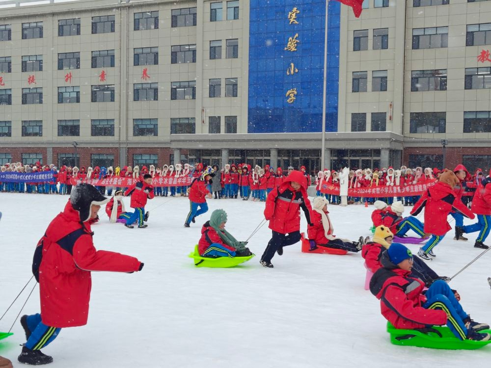 海伦市实验小学如何用冰灯和雪墙为亚冬会预热？校园变身冬日艺术殿堂  第3张