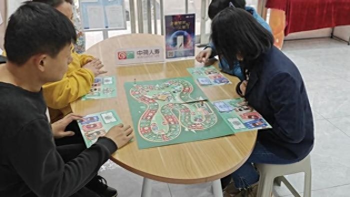 冬日暖阳下的金融守护：中荷人寿山东分公司如何为社区老人筑起防诈高墙？