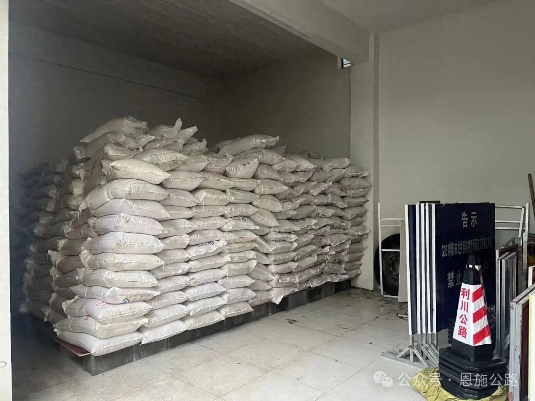 恩施州公路部门冬季养护大行动：未雪绸缪，精修细养，确保寒冬道路安全畅通  第1张