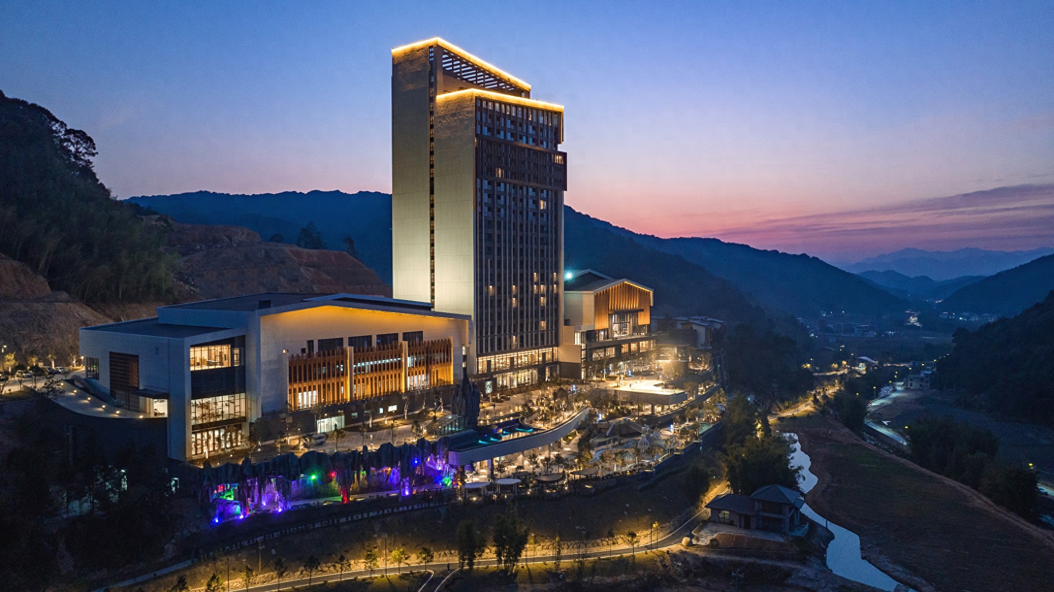 探秘韶关嘉华半溪温泉酒店：五星级享受，300间豪华客房与50个温泉泡池等你体验