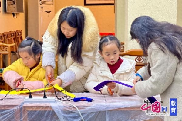成都龙泉驿区洛带镇八角井社区：孩子们亲手为大树穿上‘冬衣’，温暖整个冬季