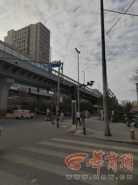 西安建工路公交站牌下机动车占道停放问题再引关注，市民呼吁彻底整治  第2张