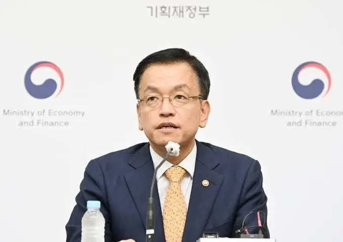 韩国代总统崔相穆上任仅三天即遭立案调查，背后真相令人