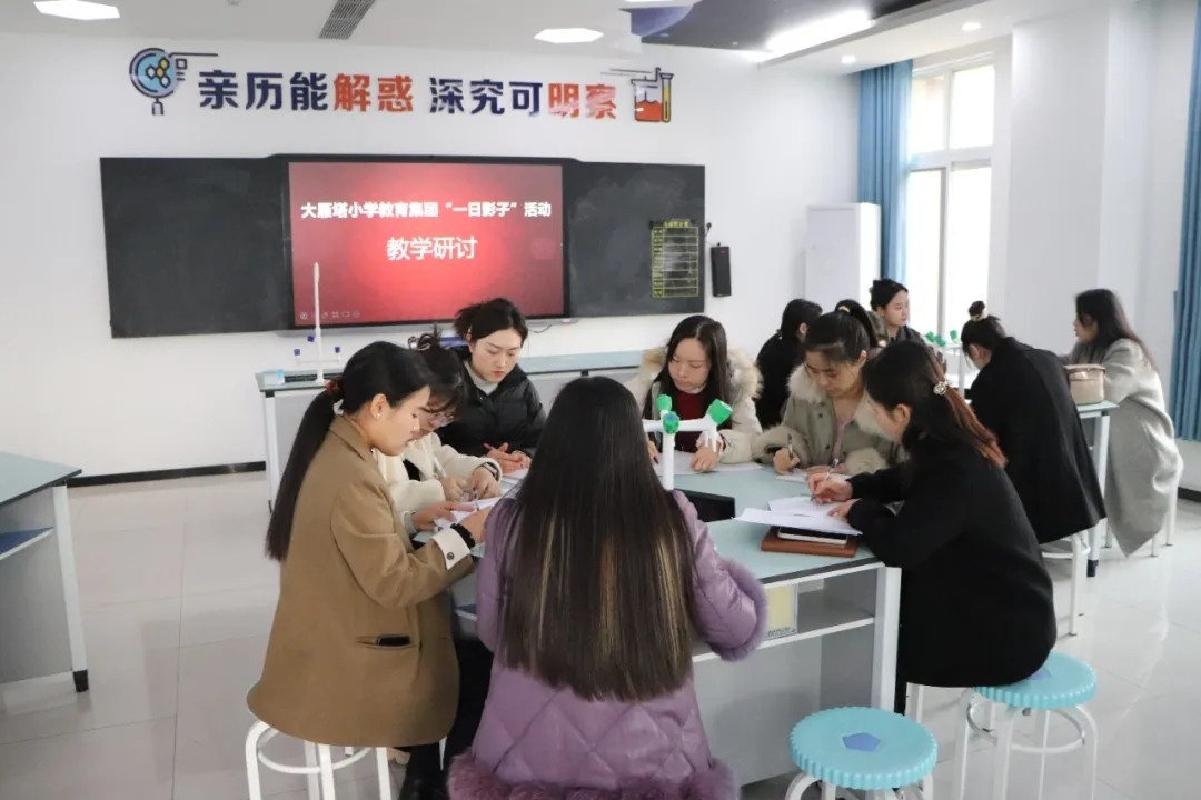 大雁塔小学骨干教师团队走进雁塔三小，开启青蓝工程师徒结对新征程  第12张