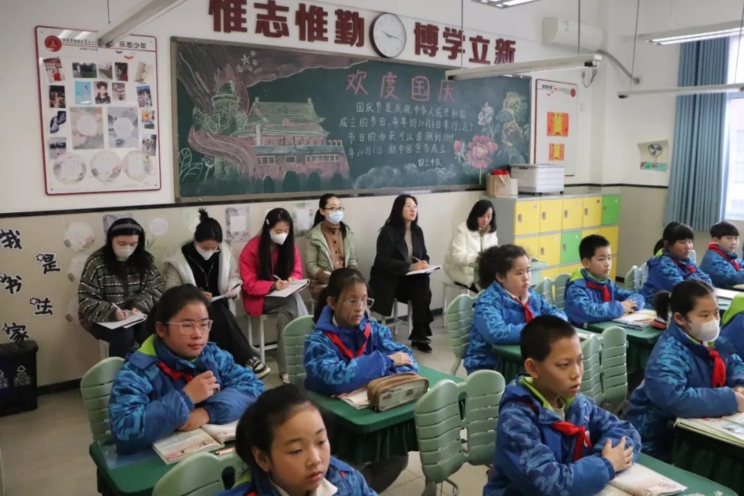 大雁塔小学骨干教师团队走进雁塔三小，开启青蓝工程师徒结对新征程  第10张