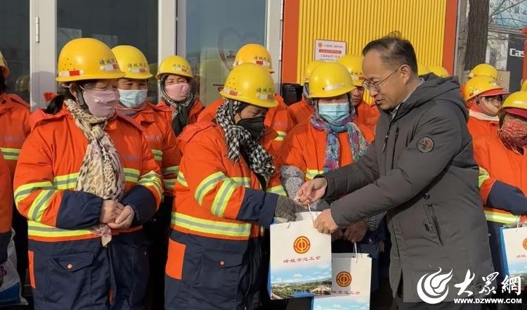 寒冬不寒心！潍坊诸城市60名环卫工人收到暖心大礼包，工会驿站成他们的温暖港湾  第2张