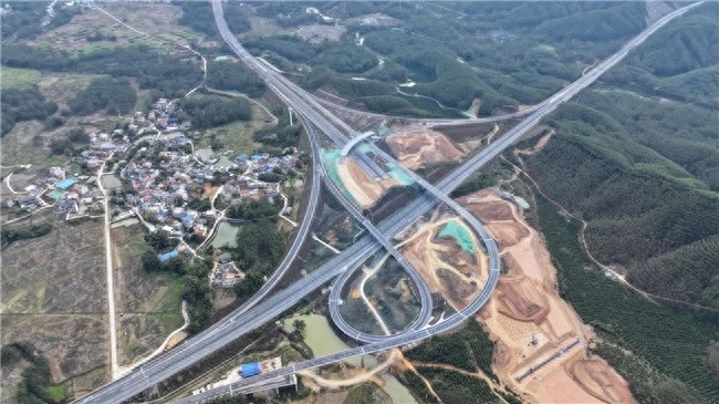 广西上横高速公路开通，13个乡镇1小时直达，这些创新技术功不可没  第1张