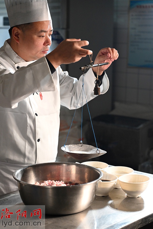 揭秘洛阳小街锅贴：非物质文化遗产的第五代传承人如何守护百年美味  第4张