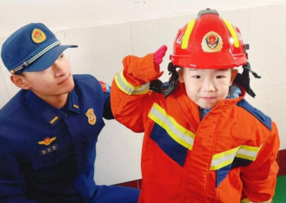 萌娃零距离探秘消防站：戴上消防头盔、穿上消防服，体验消防救援人员的日常