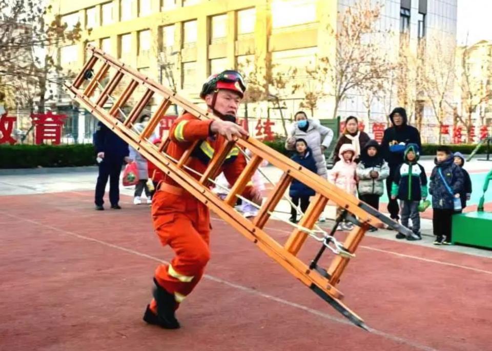萌娃零距离探秘消防站：戴上消防头盔、穿上消防服，体验消防救援人员的日常  第2张