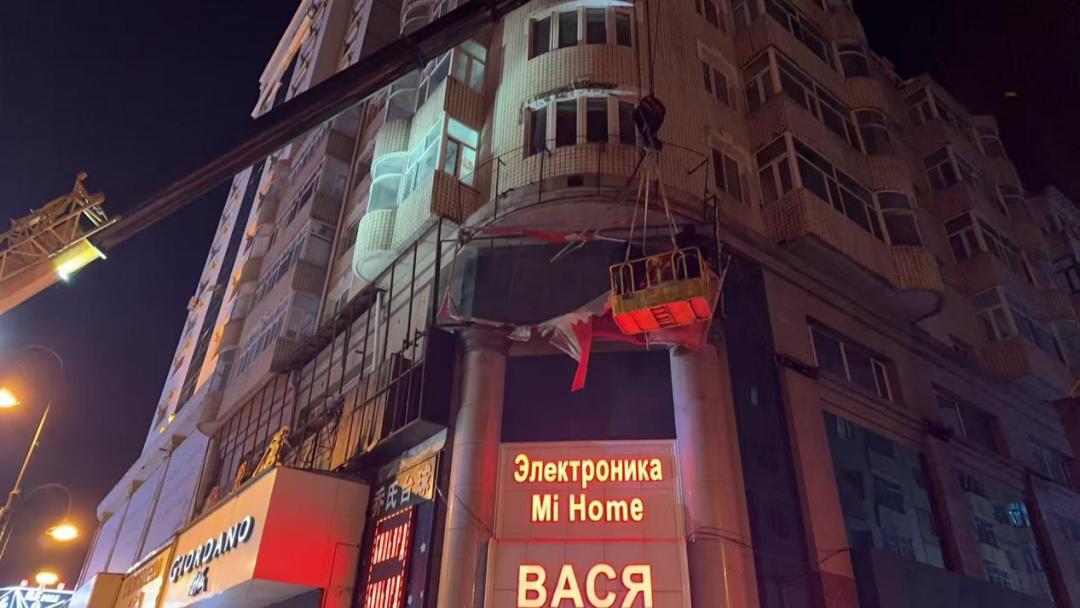 市城管局全力出击，保障居民头顶安全，拆解隐患广告牌匾行动曝光  第2张