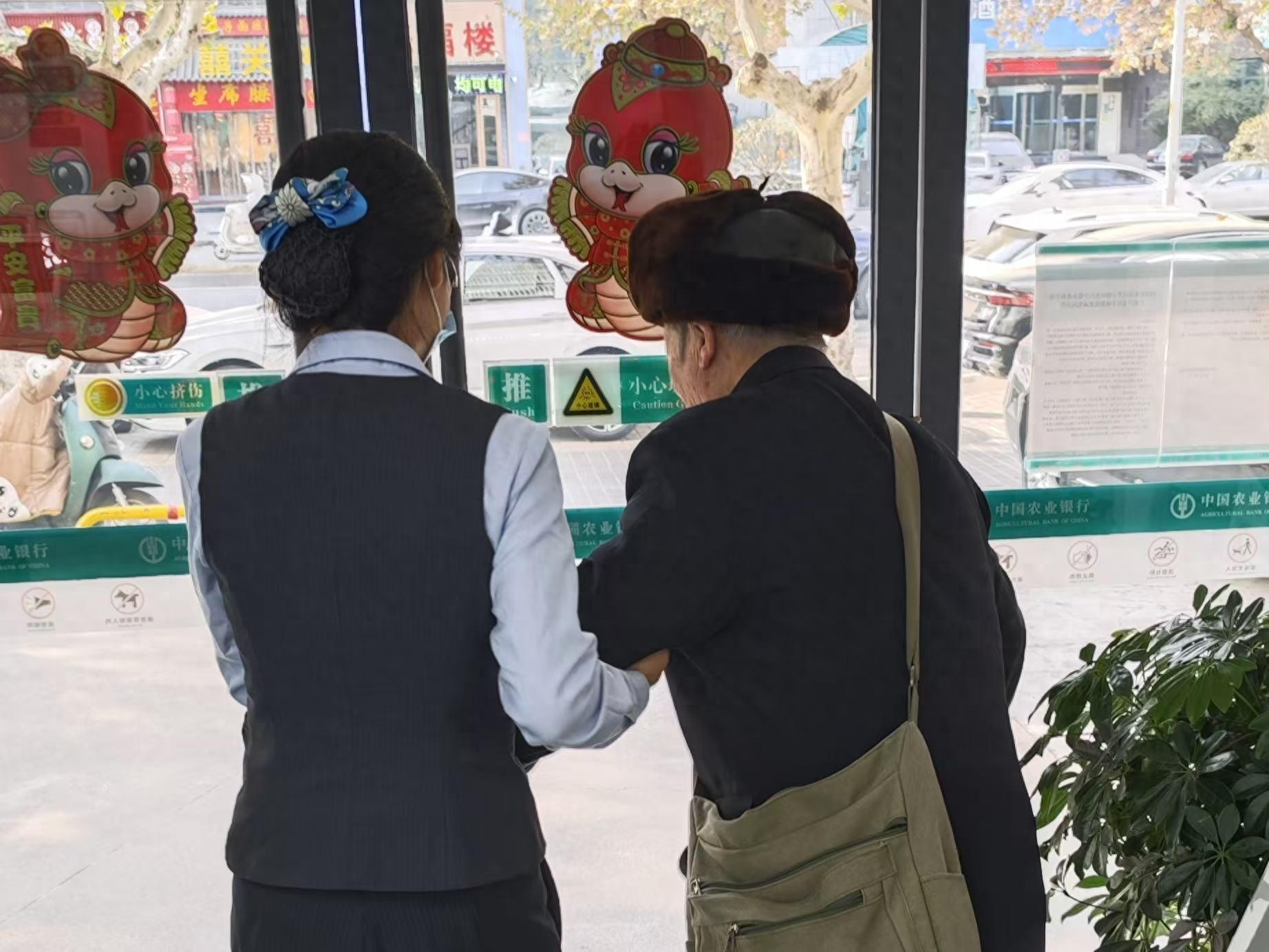 农行昆明路支行：让老年人再次感受到家的温暖，服务有温度，幸福有质感
