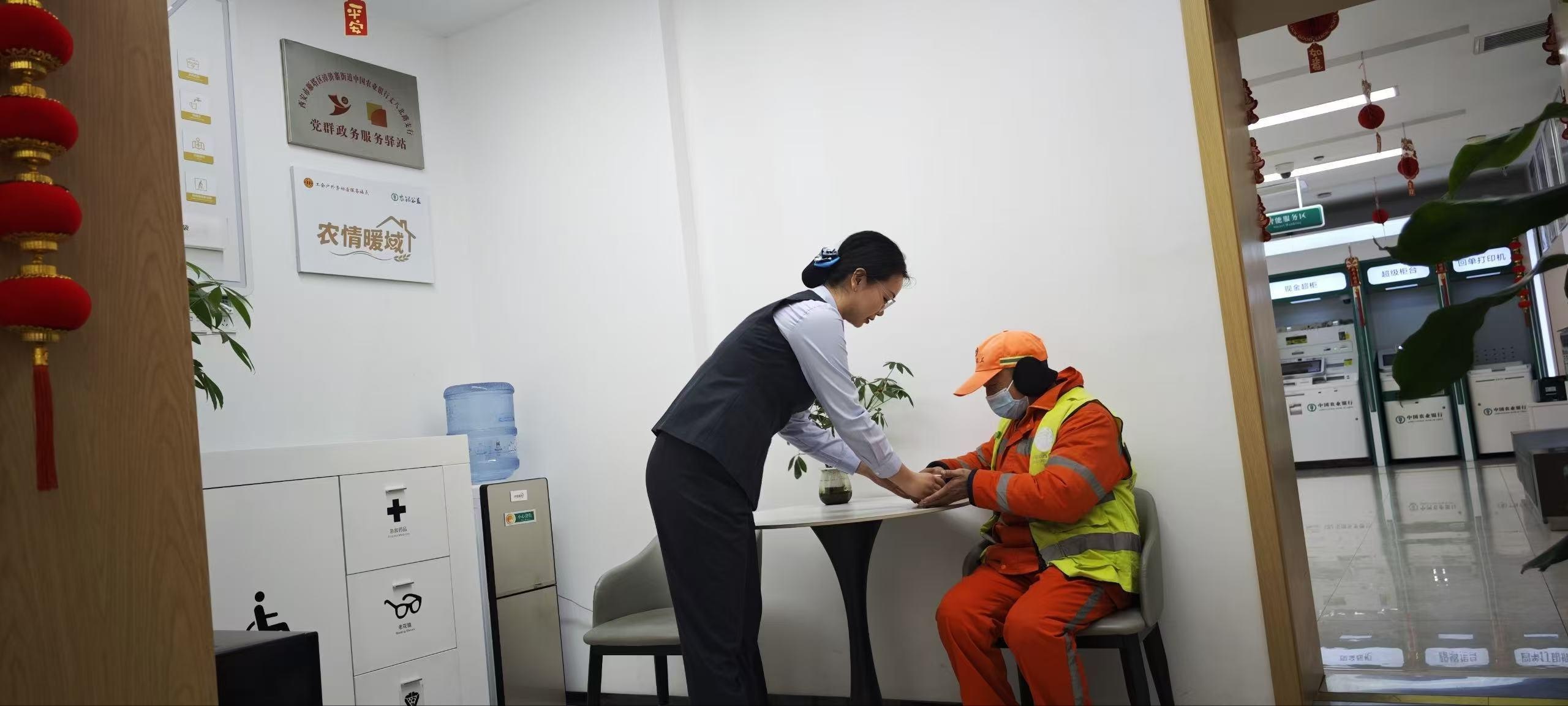 农行昆明路支行：让老年人再次感受到家的温暖，服务有温度，幸福有质感  第2张
