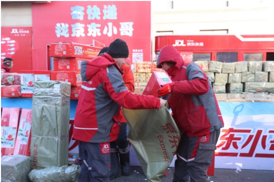 揭秘吉林查干湖冬捕：人工凿冰、马拉绞盘，10万公斤鲜鱼如何游向全国餐桌？  第2张
