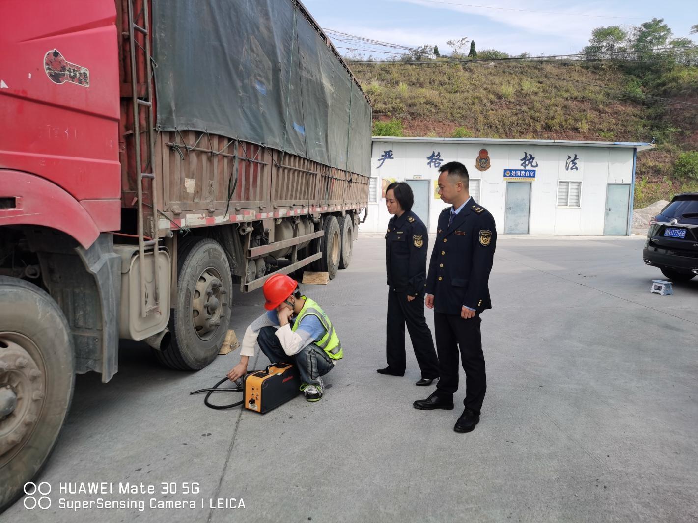 50 辆柴油货车接受尾气检测，结果均未超标  第2张