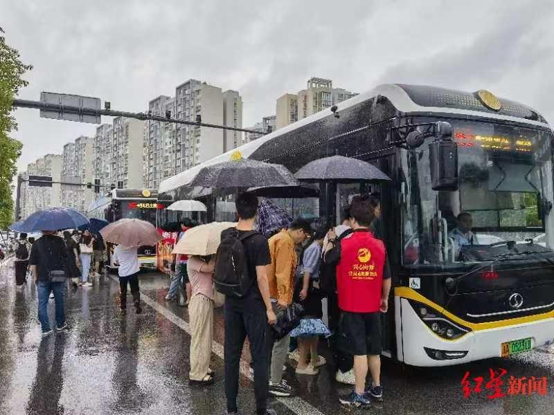 成都西站巴士换乘站升级改造，站台后退 8 米带来零感换乘，还堵吗？实地探访  第3张