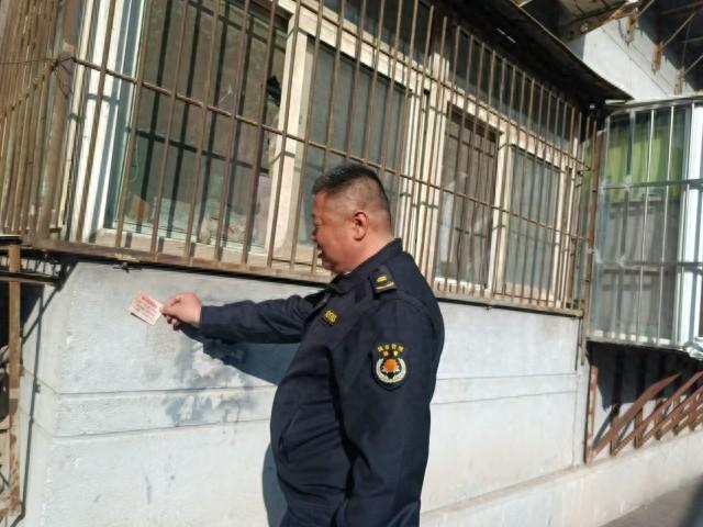 魏家庄街道开展小广告清理行动，还你一个整洁靓丽的家园