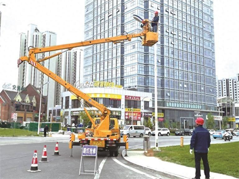 106 盏路灯照亮回家路，市政工人抢修路灯获居民点赞