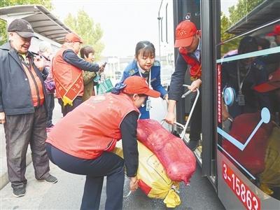郑州公交地铁敬老爱老活动：让老年人出行有爱无碍