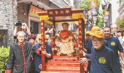 八位粤剧龙虎武师长老抬华光师傅像出巡，这是何等壮观的场面  第1张