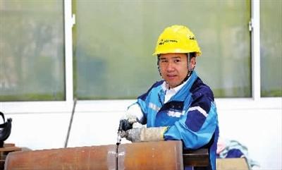 电焊工毛琪钦：从谋生到打破工种天花板，近 30 年努力钻研成顶尖