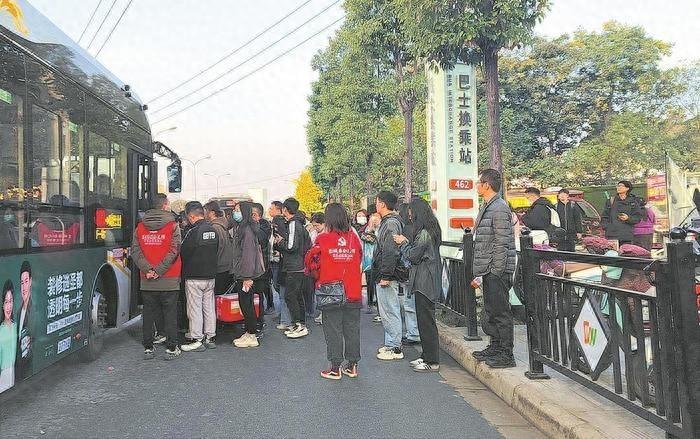 成都西站地铁口治堵有妙招，27 个公交站点大改造  第1张