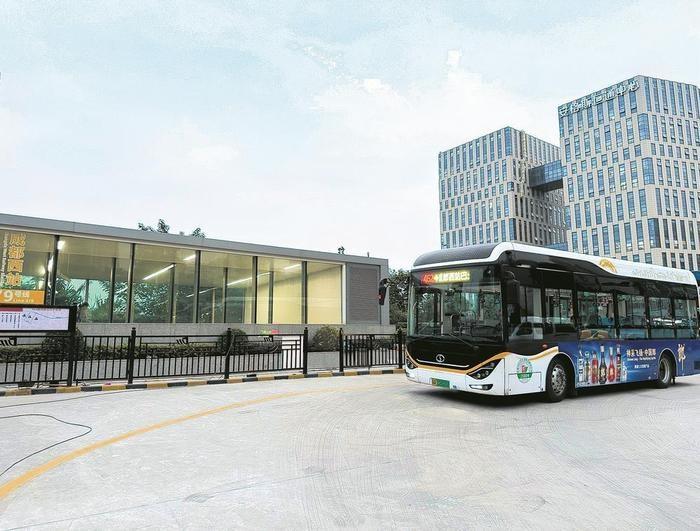 成都西站地铁口治堵有妙招，27 个公交站点大改造  第2张