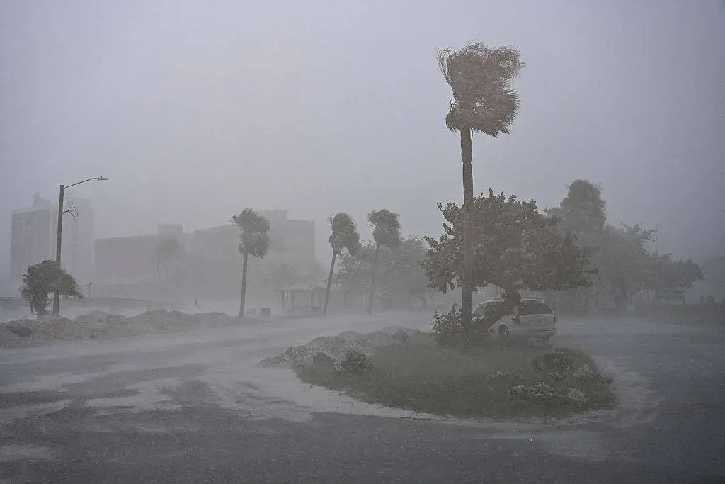 飓风米尔顿肆虐美国佛州，至少 16 人死亡，220 万用户断电，被称为世纪飓风