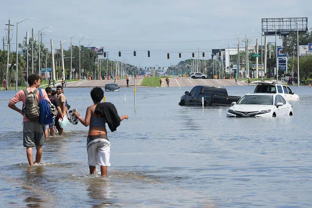 飓风米尔顿肆虐美国佛州，至少 16 人死亡，220 万用户断电，被称为世纪飓风  第4张