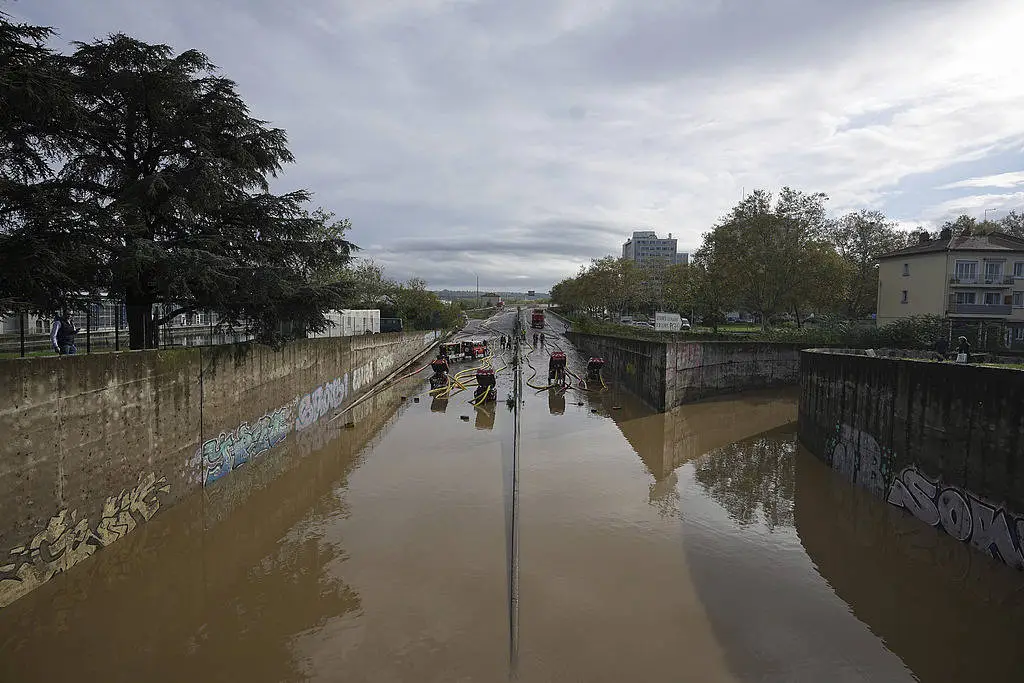 飓风米尔顿肆虐美国佛州，至少 16 人死亡，220 万用户断电，被称为世纪飓风  第6张