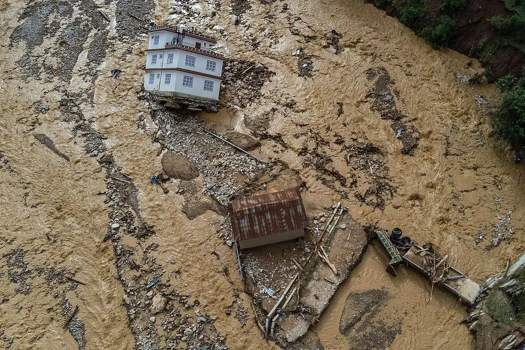 飓风米尔顿肆虐美国佛州，至少 16 人死亡，220 万用户断电，被称为世纪飓风  第8张