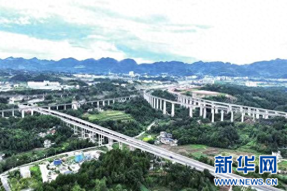 黔江迎来高铁时代，入围重庆 1 小时经济圈，将建设渝鄂湘黔边际区域中心城市  第1张